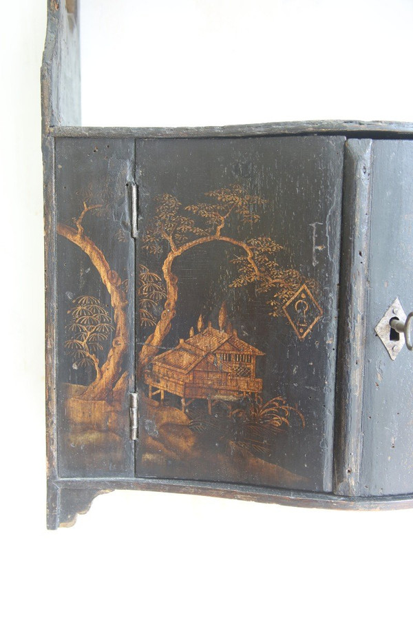 Parisian varnish shelf with black background circa 1760.