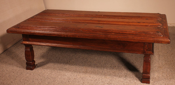 Table Basse Formée Avec Une Vieille Porte Du  17° Siècle Espagnole  En Châtaignier