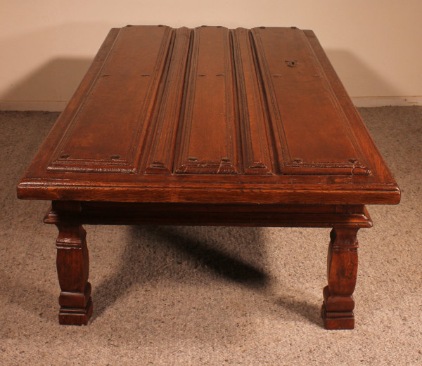 Table Basse Formée Avec Une Vieille Porte Du  17° Siècle Espagnole  En Châtaignier