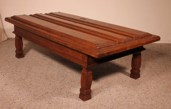 Table Basse Formée Avec Une Vieille Porte Du  17° Siècle Espagnole  En Châtaignier