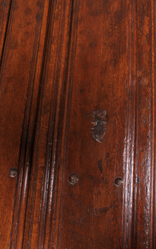 Table Basse Formée Avec Une Vieille Porte Du  17° Siècle Espagnole  En Châtaignier