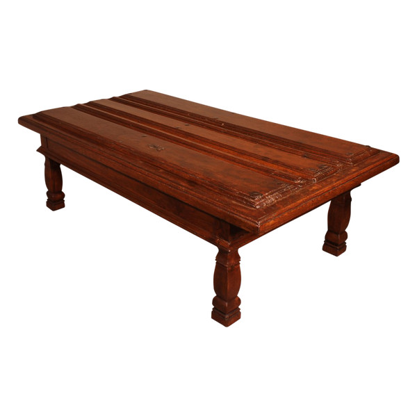 Table Basse Formée Avec Une Vieille Porte Du  17° Siècle Espagnole  En Châtaignier