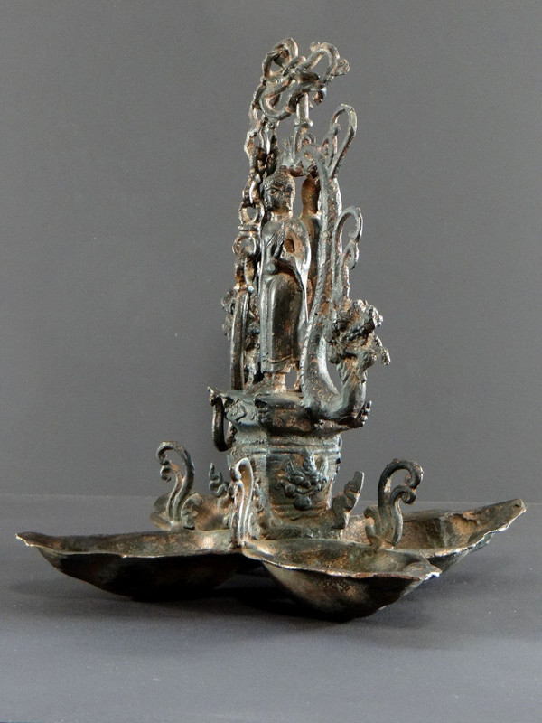 Inde Du Nord, Première Moitié Du XXème Siècle, Lampe De Temple Bronze Cuivré Décor De Bouddha.