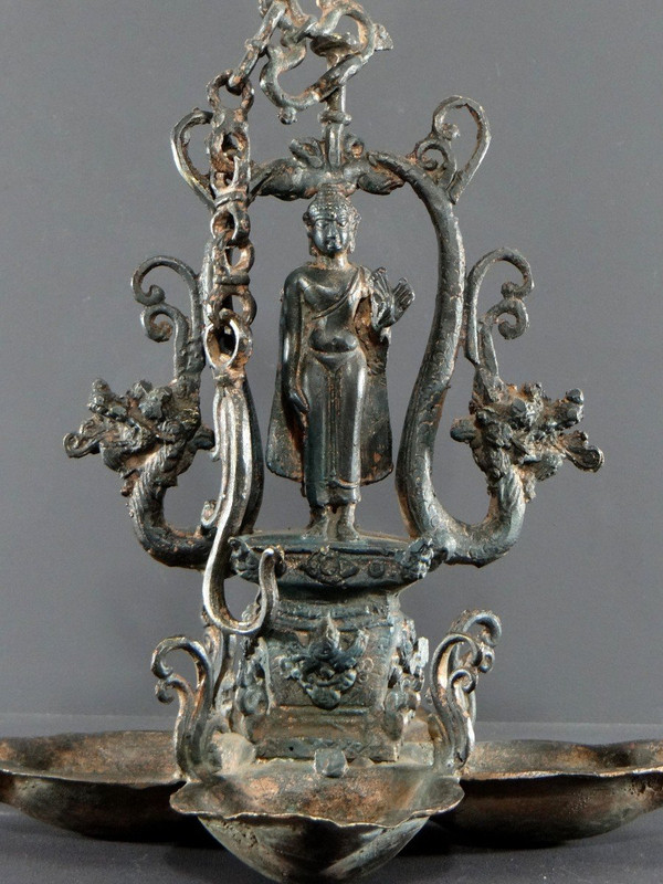 Inde Du Nord, Première Moitié Du XXème Siècle, Lampe De Temple Bronze Cuivré Décor De Bouddha.