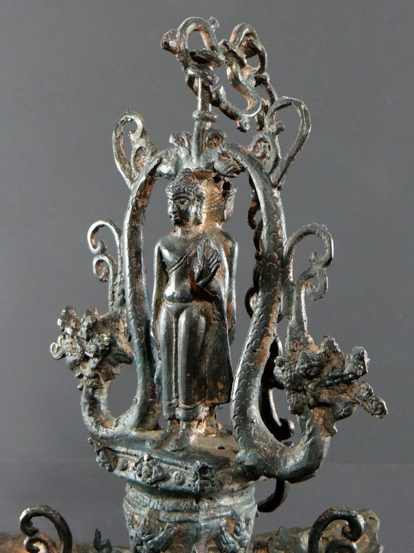 Inde Du Nord, Première Moitié Du XXème Siècle, Lampe De Temple Bronze Cuivré Décor De Bouddha.