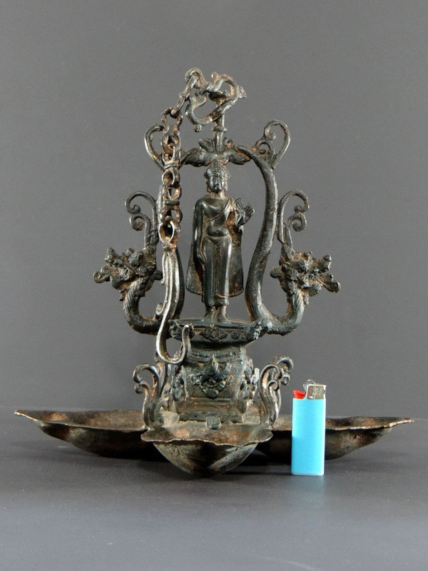 Inde Du Nord, Première Moitié Du XXème Siècle, Lampe De Temple Bronze Cuivré Décor De Bouddha.
