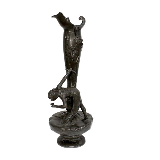  Haut Vase en Etain « Jeune femme cueillant un nénuphar » signé P. Jean, Art Nouveau – Début XXe 