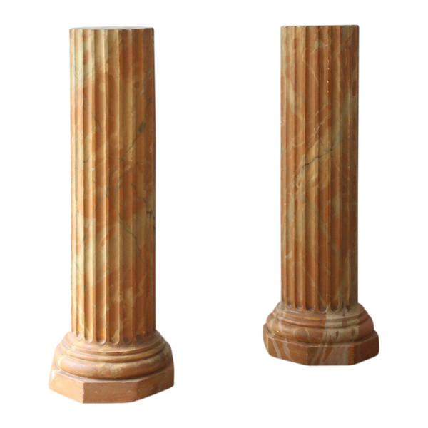 Coppia di foderi per colonne in stucco dipinti a finto marmo.