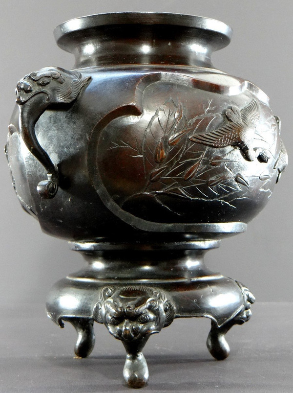 Giappone, Inizio XX Secolo, Epoca Meiji, Vaso Tripode In Bronzo Decorato Con Uccelli.