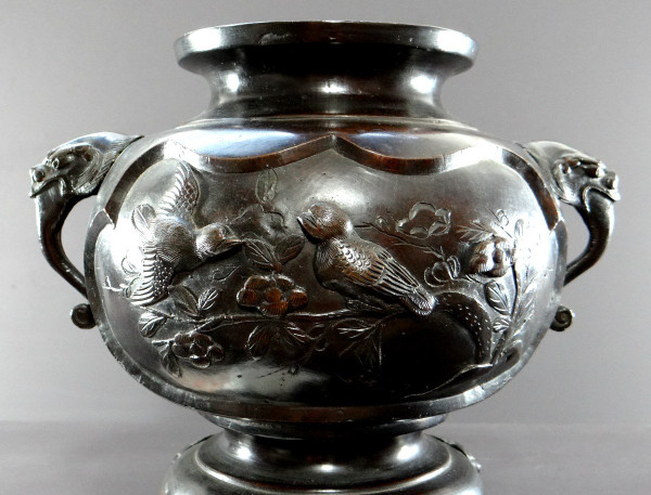Giappone, Inizio XX Secolo, Epoca Meiji, Vaso Tripode In Bronzo Decorato Con Uccelli.