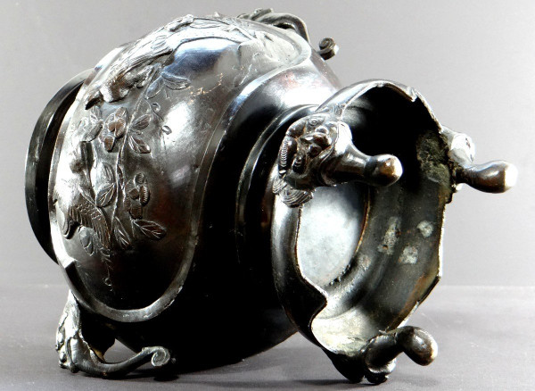 Giappone, Inizio XX Secolo, Epoca Meiji, Vaso Tripode In Bronzo Decorato Con Uccelli.