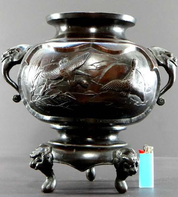Giappone, Inizio XX Secolo, Epoca Meiji, Vaso Tripode In Bronzo Decorato Con Uccelli.