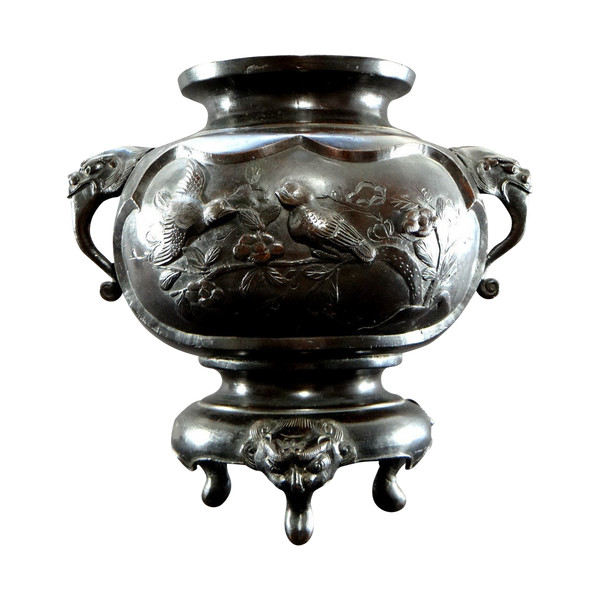 Giappone, Inizio XX Secolo, Epoca Meiji, Vaso Tripode In Bronzo Decorato Con Uccelli.
