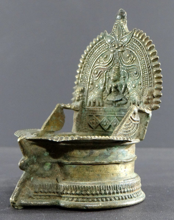 Inde, Début Du XIXème Siècle, Lampe à Huile En Bronze Décor Déesse Lakshmi Ointe Par éléphants