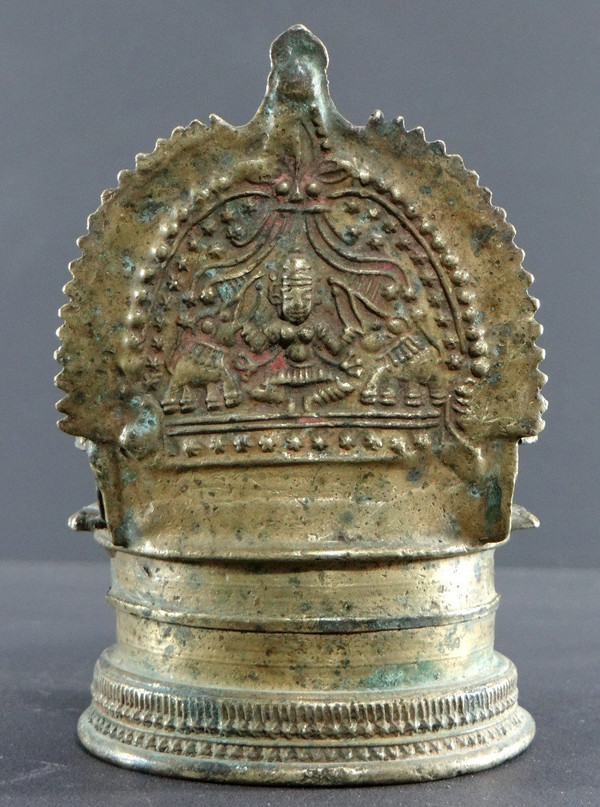 Inde, Début Du XIXème Siècle, Lampe à Huile En Bronze Décor Déesse Lakshmi Ointe Par éléphants