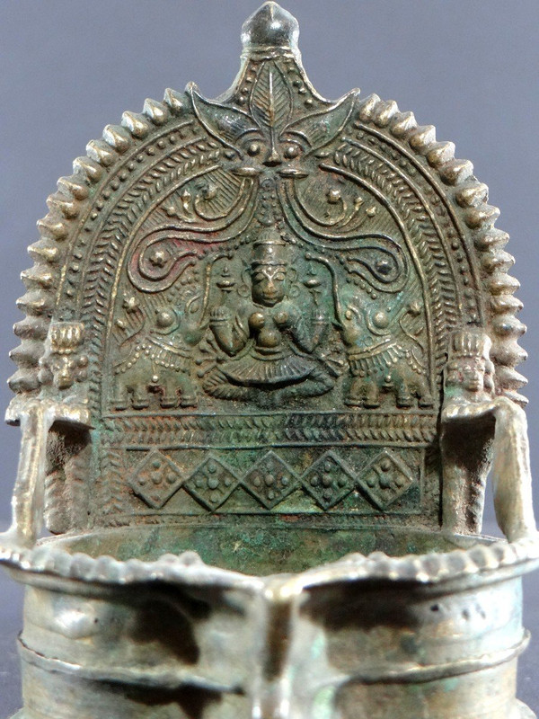 Inde, Début Du XIXème Siècle, Lampe à Huile En Bronze Décor Déesse Lakshmi Ointe Par éléphants