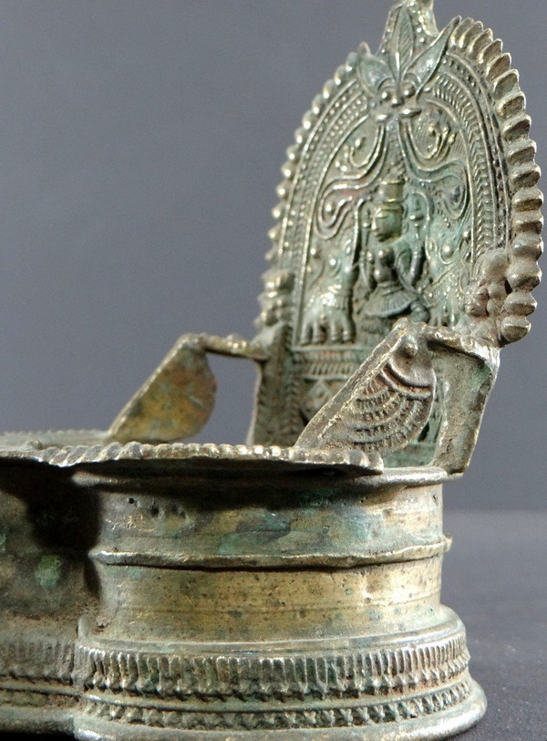 Inde, Début Du XIXème Siècle, Lampe à Huile En Bronze Décor Déesse Lakshmi Ointe Par éléphants