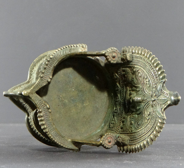 Inde, Début Du XIXème Siècle, Lampe à Huile En Bronze Décor Déesse Lakshmi Ointe Par éléphants