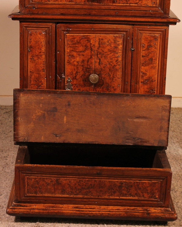 Italienisches Vorbeter- oder Oratorium aus Walnussholz und Wurzelnussbaum circa 1600