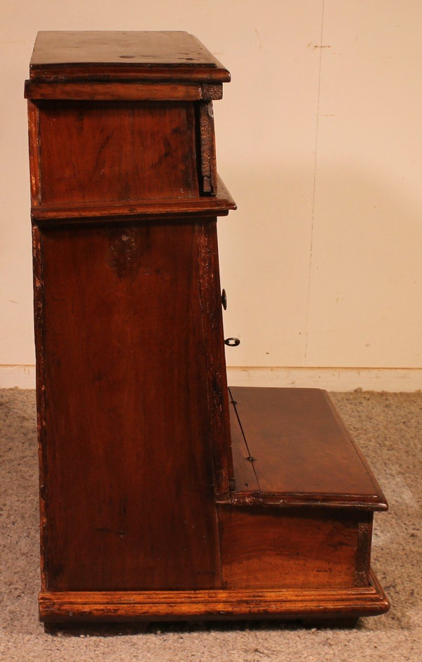 Italienisches Vorbeter- oder Oratorium aus Walnussholz und Wurzelnussbaum circa 1600