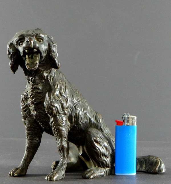 Francia, inizio XX secolo, Statuetta di cane in bronzo con mandibola mobile.