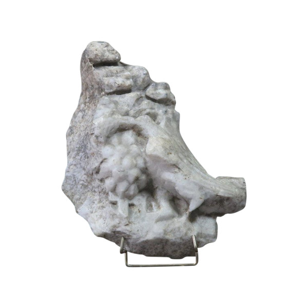 Frammento di elemento architettonico in marmo bianco, XVIII secolo