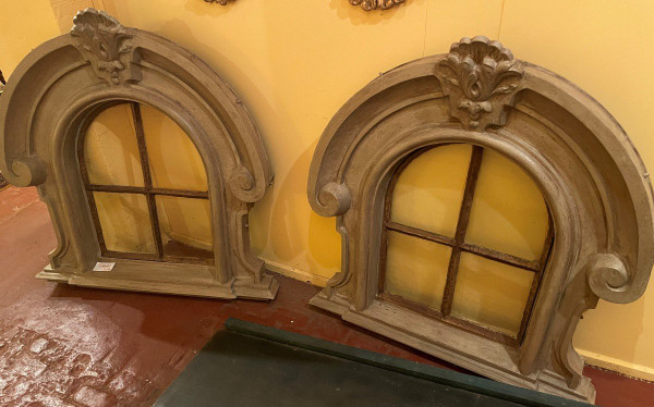 Due abbaini in ghisa policroma del XIX secolo con occhio di bue