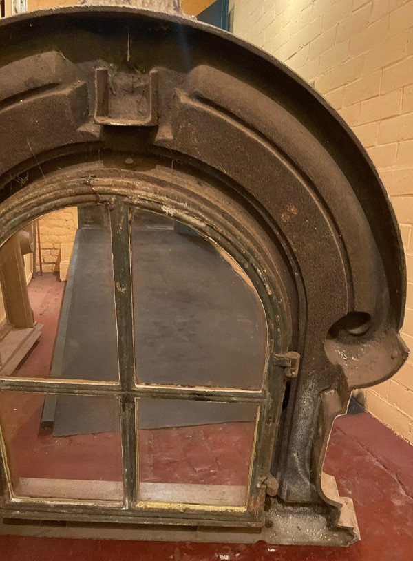 Due abbaini in ghisa policroma del XIX secolo con occhio di bue