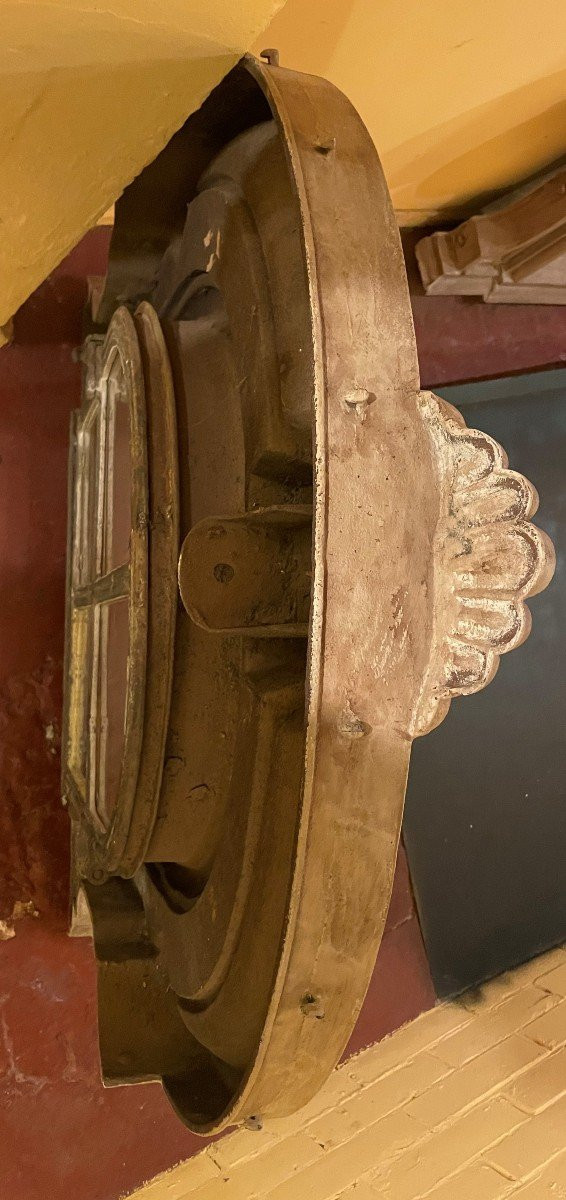 Due abbaini in ghisa policroma del XIX secolo con occhio di bue