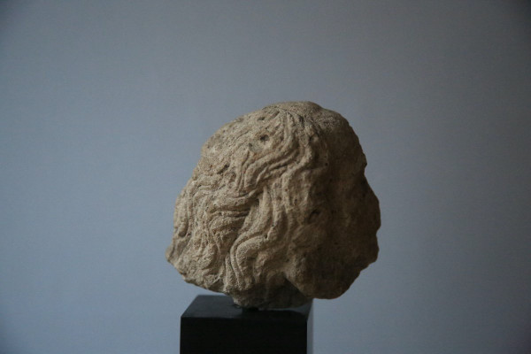 Geschnitzter Steinkopf, 15. Jahrhundert.