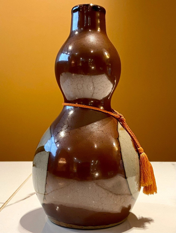 Giappone, metà del XX secolo, vaso bottiglia in ceramica a doppia zucca.
