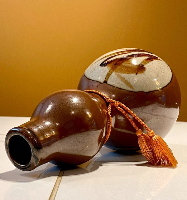 Giappone, metà del XX secolo, vaso bottiglia in ceramica a doppia zucca.