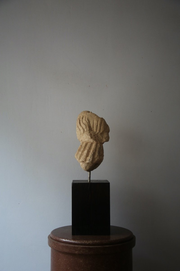 Large 15th century stone fragment. Fragment of an acephalous body.