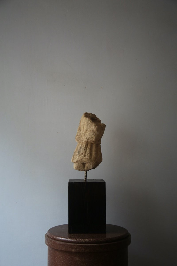 Large 15th century stone fragment. Fragment of an acephalous body.