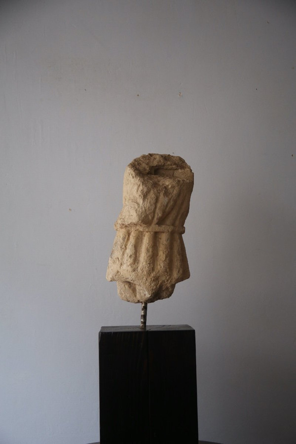 Large 15th century stone fragment. Fragment of an acephalous body.