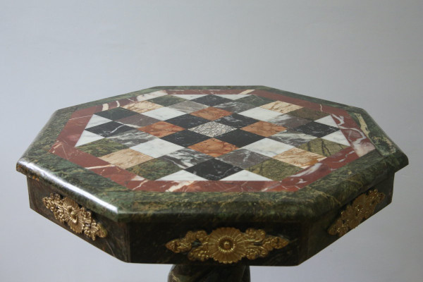 Tavolo con piedistallo in stile impero in marmo verde e intarsio di marmo