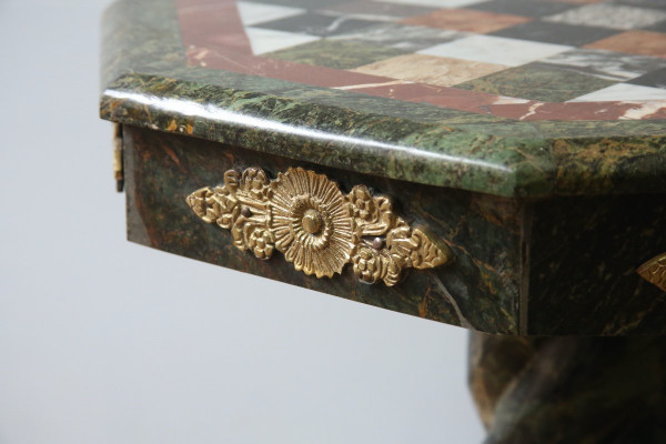 Tavolo con piedistallo in stile impero in marmo verde e intarsio di marmo