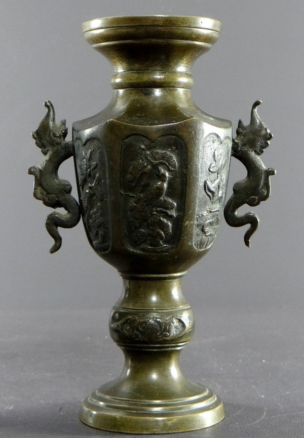 Vietnam, 1900 Circa, Dinastia Nguyen, Coppia Di Piccoli Vasi In Bronzo.