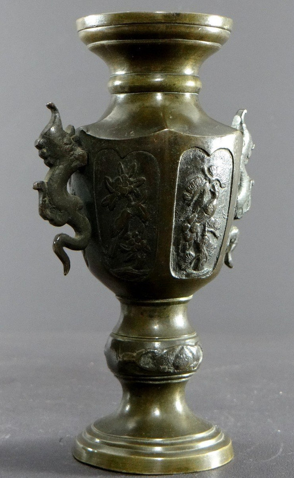 Vietnam, 1900 Circa, Dinastia Nguyen, Coppia Di Piccoli Vasi In Bronzo.