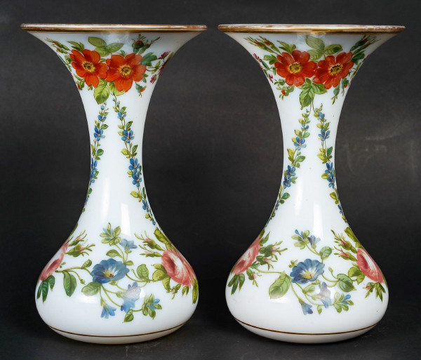 Une Paire De Vases En Opaline Blanche Fin XIXème Siècle