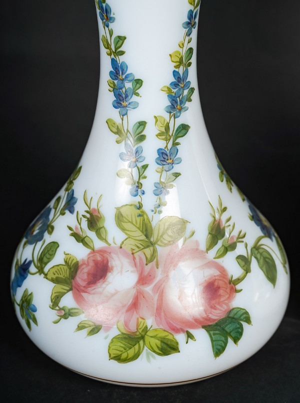 Une Paire De Vases En Opaline Blanche Fin XIXème Siècle