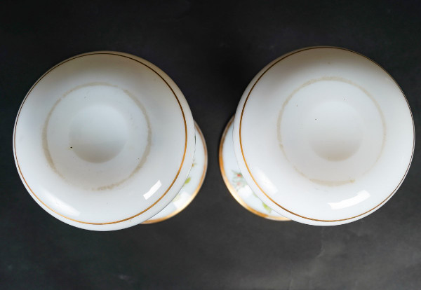 Une Paire De Vases En Opaline Blanche Fin XIXème Siècle