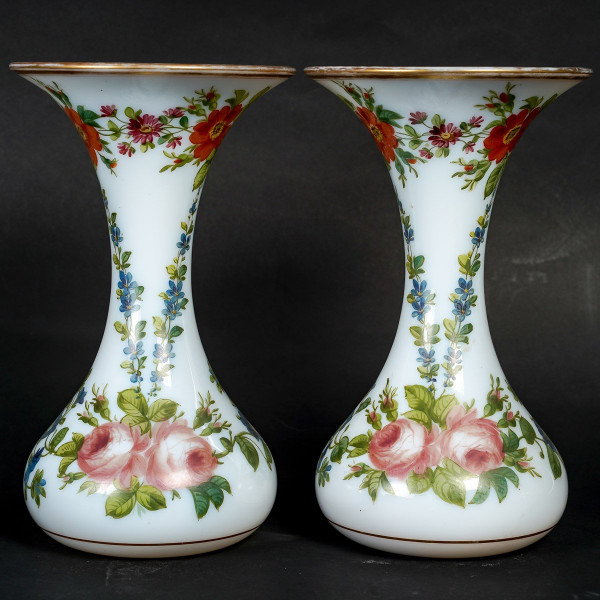 Une Paire De Vases En Opaline Blanche Fin XIXème Siècle