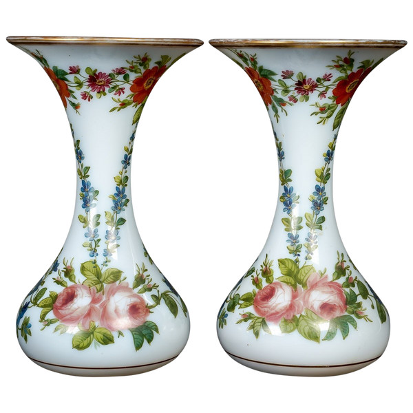 Une Paire De Vases En Opaline Blanche Fin XIXème Siècle