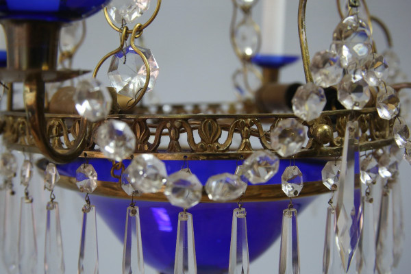 Lustre en bronze, verre taillé et verre bleu cobalt de style Gustavien, Suède