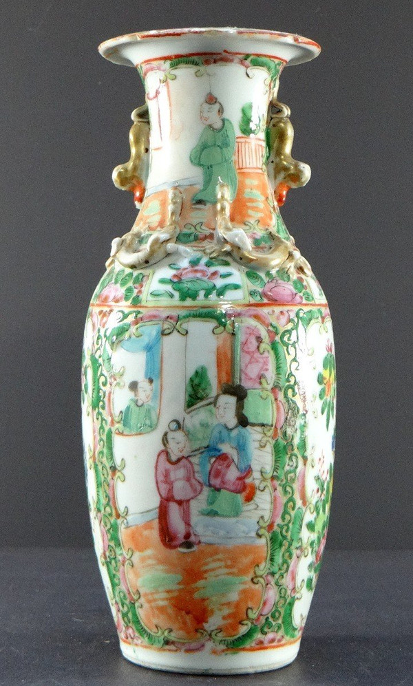 Cina, Provincia di Canton, Fine XIX Secolo, Vaso in Porcellana Decoro Scene Interne.