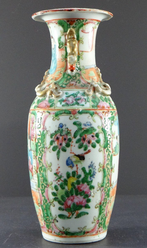 Cina, Provincia di Canton, Fine XIX Secolo, Vaso in Porcellana Decoro Scene Interne.