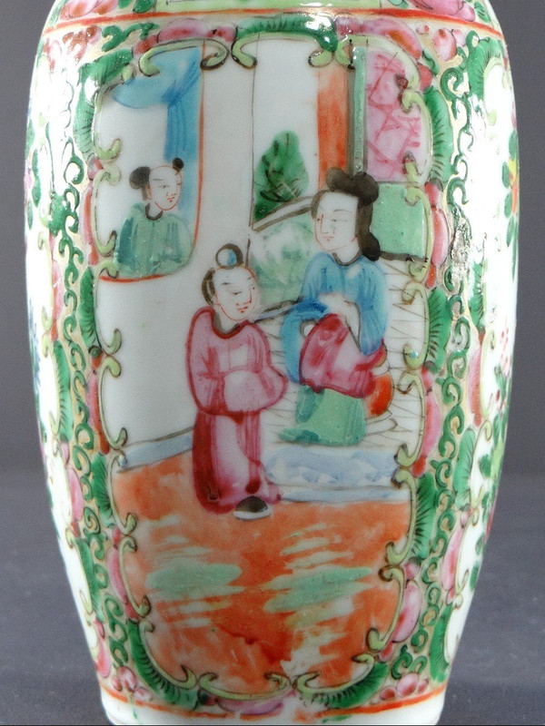 Cina, Provincia di Canton, Fine XIX Secolo, Vaso in Porcellana Decoro Scene Interne.