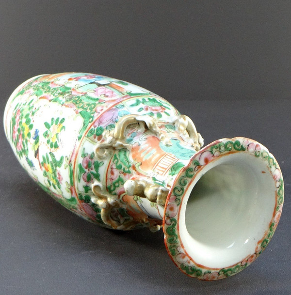 Cina, Provincia di Canton, Fine XIX Secolo, Vaso in Porcellana Decoro Scene Interne.
