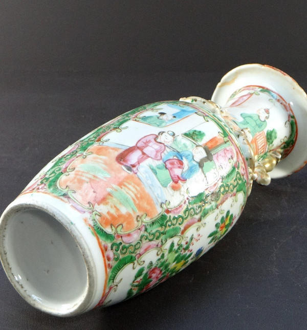 Cina, Provincia di Canton, Fine XIX Secolo, Vaso in Porcellana Decoro Scene Interne.